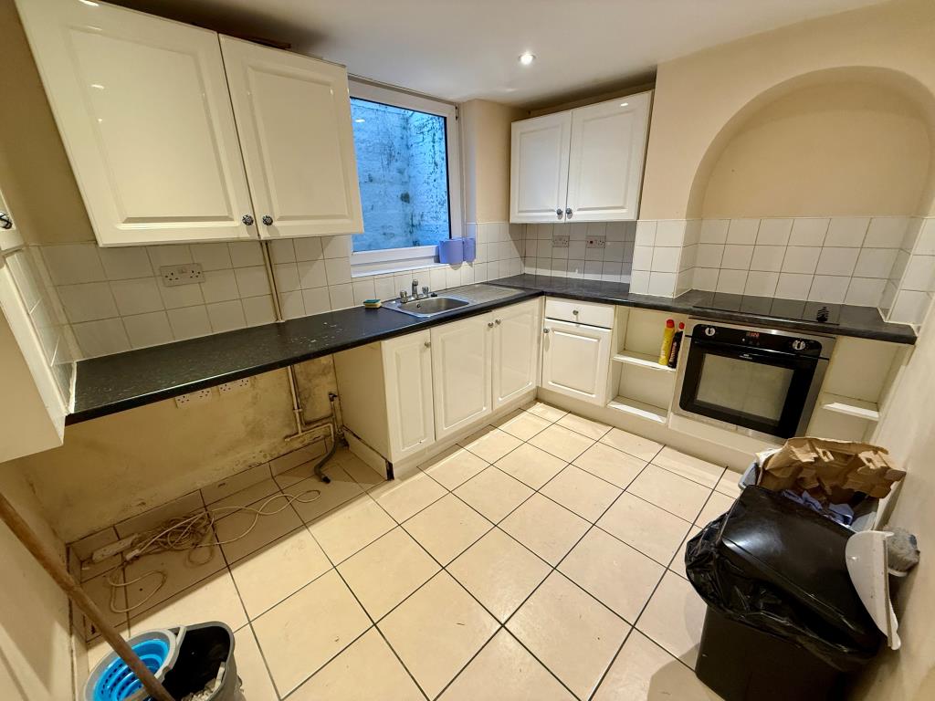 Lot: 151 - TERRACE HOUSE FOR IMPROVEMENT - Kitchen